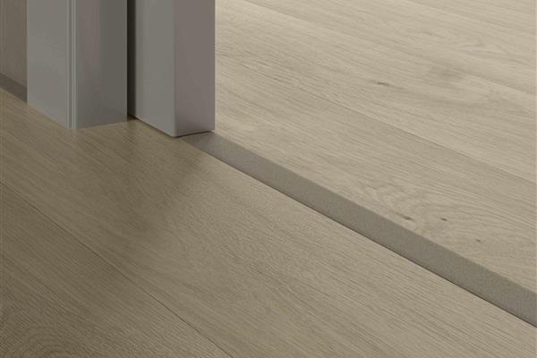 SOL 30 P – SPC-/LVT-peitelista ja liikuntasaumalista